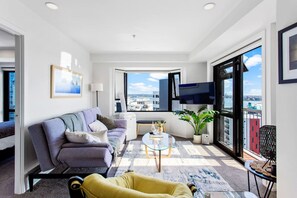 TV - Penthouse Apt with Harbour Views and Carpark (Auckland CBD)