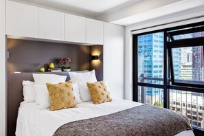 1 bedroom, desk, iron/ironing board, free WiFi - Penthouse Apt with Harbour Views and Carpark (Auckland CBD)