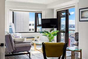 TV - Penthouse Apt with Harbour Views and Carpark (Auckland CBD)