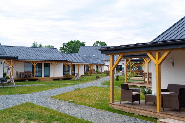 Terrace/patio - 2-Bed Holiday Homes with Pool (Jezierzany)