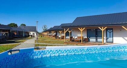 Ferienhäuser mit 2 Schlafzimmern und Pool