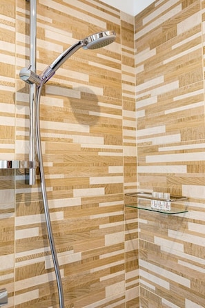 Doccia, asciugacapelli, bidet, asciugamani