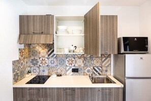 Jääkaappi, mikroaaltouuni, liesi, astianpesukone