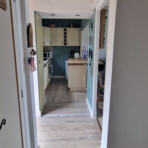 Kjøleskap, mikrobølgeovn, ovn og oppvaskmaskin