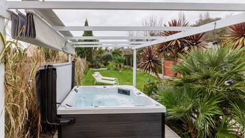 Outdoor spa tub