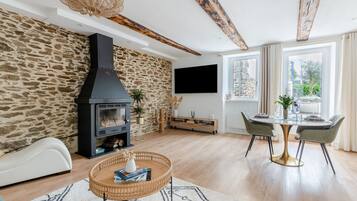 TV, fireplace