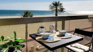 A table with a view of the beach and ocean. - Rêve de plage - Confortable appt pour 2 (Canet-en-Roussillon)