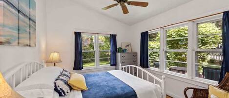 3 soveværelser, skrivebord, strygejern/strygebræt, weekendseng