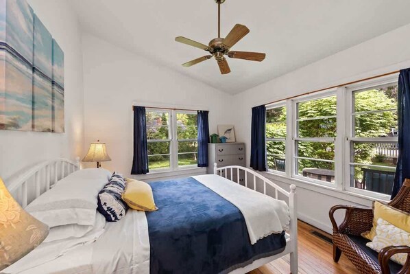 3 makuuhuonetta, työpöytä, silitysrauta/-lauta, vauvan matkasänky