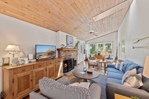 Een smart-tv en een open haard