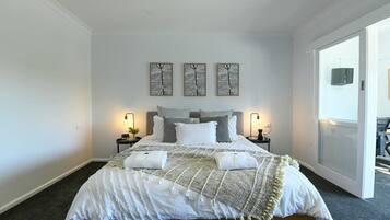 3 bedrooms, desk, iron/ironing board, travel crib