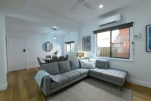 TV, offices - Hidden CBD Gem - Sleek & Stylish, Sleeps 5 (Dubbo)