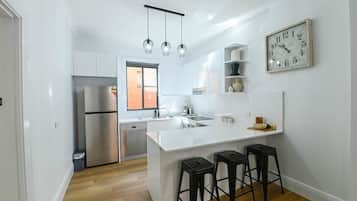 Een koelkast, een microgolfoven, een oven, een kookplaat