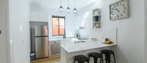 Réfrigérateur, micro-ondes, four, plaque de cuisson