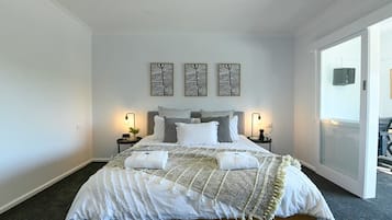 3 slaapkamers, een bureau, een strijkplank/strijkijzer, reisbedje