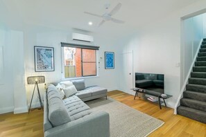 TV, offices - Hidden CBD Gem - Sleek & Stylish, Sleeps 5 (Dubbo)