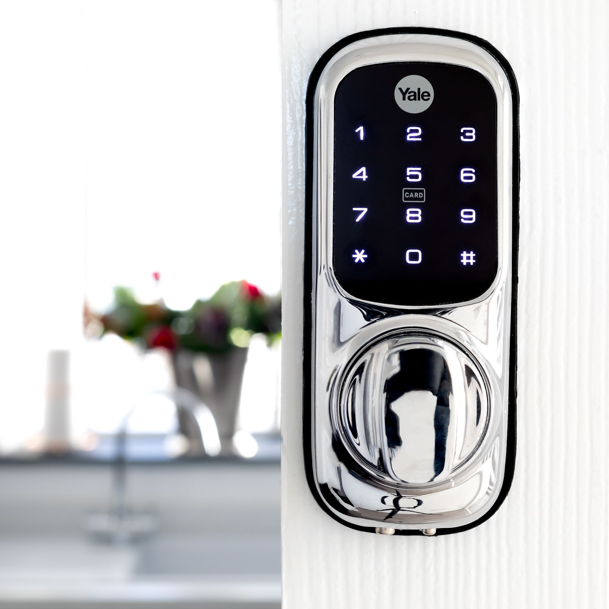 Una cerradura electrónica Yale en una puerta.