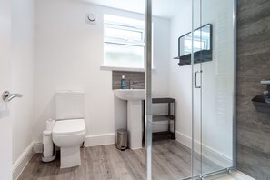 Appartement | Salle de bain | Douche, séchoir à cheveux, serviettes fournies
