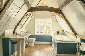 Tripla familiare, 2 camere da letto | Bagno | Vasca, asciugacapelli, asciugamani, sapone