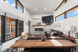 Smart TV, fireplace - Mesa Sunrise @ Palisade Legends (Clifton)