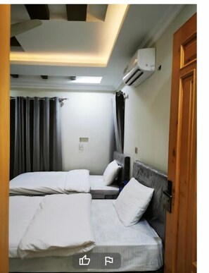 Habitación doble Deluxe | 1 habitación, tabla de planchar con plancha, wifi gratis y ropa de cama 
