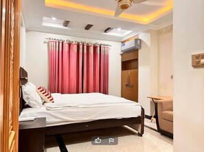 Habitación doble Deluxe | Tabla de planchar con plancha, wifi gratis y ropa de cama