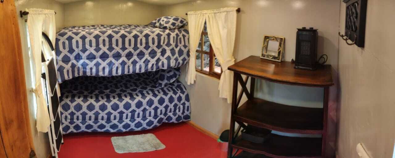 3 quartos, escrivaninha, ferros/tábuas de passar roupa