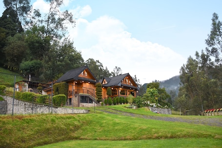 Exterior. Picotacucho charming villa with jacuzzi and turkish - 16 PAX - 15 min from downtown.