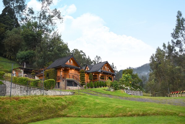 Exterior - Picotacucho charming villa with jacuzzi and turkish - 16 PAX - 15 min from downtown. (CUENCA)