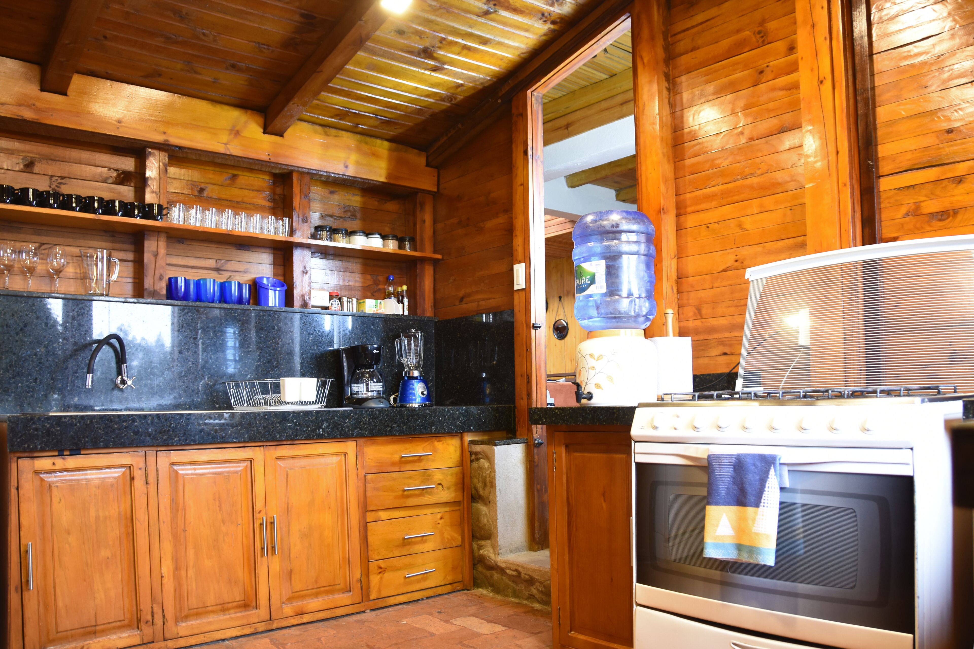 Wasserkocher mit Kaffee-/Teezubehör, Kühlschrank, Mikrowelle, Ofen