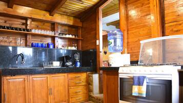 Wasserkocher mit Kaffee-/Teezubehör, Kühlschrank, Mikrowelle, Ofen