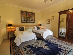 3 bedrooms, individually decorated, individually furnished, free WiFi - Fordie Lodge (Crieff)