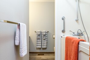 Shower, hair dryer, towels, soap - Pendleton House - Complimentary Wine Tasting (College Place)