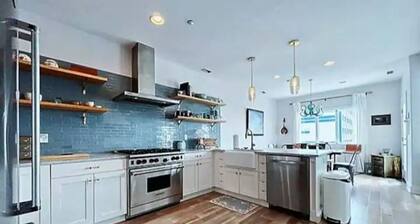 Gorgeous Luxury Condo with stunning ocean views 1 block from the beach!