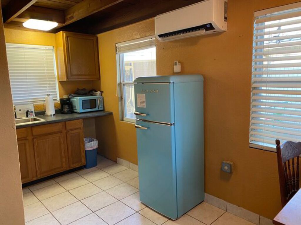 Jääkaappi, mikroaaltouuni, kahvin-/teenkeitin, leivänpaahdin