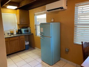 Jääkaappi, mikroaaltouuni, kahvin-/teenkeitin, leivänpaahdin