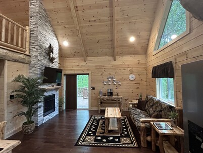 Bear Tracks Getaway Cabin