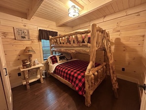 2 bedrooms, free WiFi, bed sheets - Bear Tracks Getaway Cabin (Campbellsville)