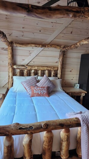 3 bedrooms, desk, iron/ironing board, travel crib