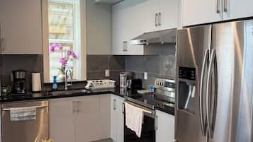 Jääkaappi, mikroaaltouuni, uuni, liesi