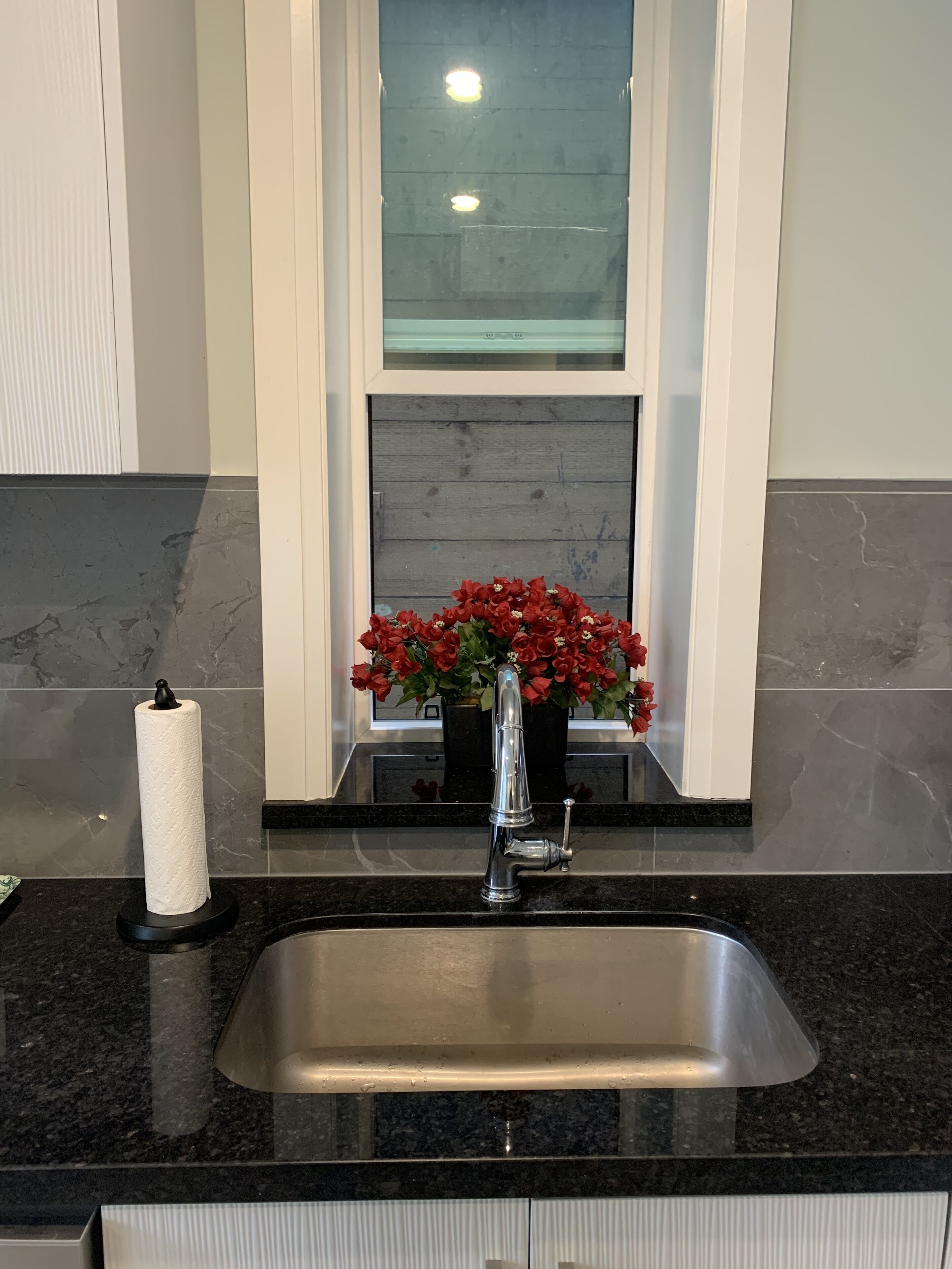 Hiustenkuivaaja, pyyhkeet, saippua, sampoo