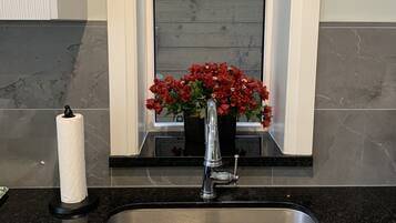 Hiustenkuivaaja, pyyhkeet, saippua, sampoo