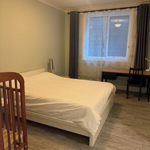 2 bedrooms, desk, travel cot, free WiFi