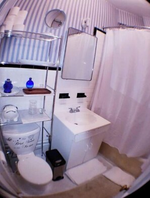 Haartrockner, Handtücher, Seife, Toilettenpapier