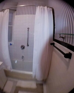 Haartrockner, Handtücher, Seife, Toilettenpapier