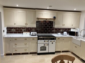 Refrigerador, lavavajillas, tetera/pava eléctrica, tostadora