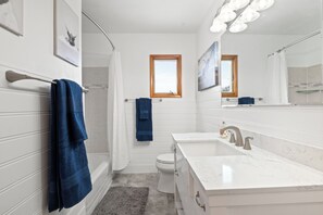 Sèche-cheveux, serviettes fournies, savon, shampoing