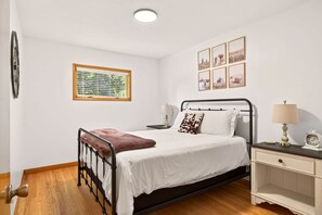 3 bedrooms, iron/ironing board, free WiFi, bed sheets - Charming Farmhouse Retreat (Shortsville)