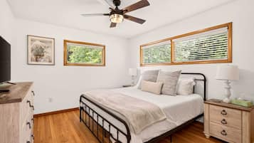 3 bedrooms, iron/ironing board, WiFi (free), bed sheets