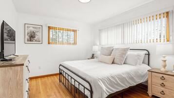 3 bedrooms, iron/ironing board, free WiFi, bed sheets